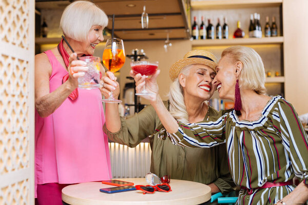 Позитивные пожилые женщины веселятся
