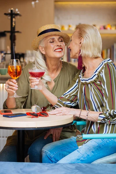 Schönes lesbisches Paar sitzt im Restaurant — Stockfoto