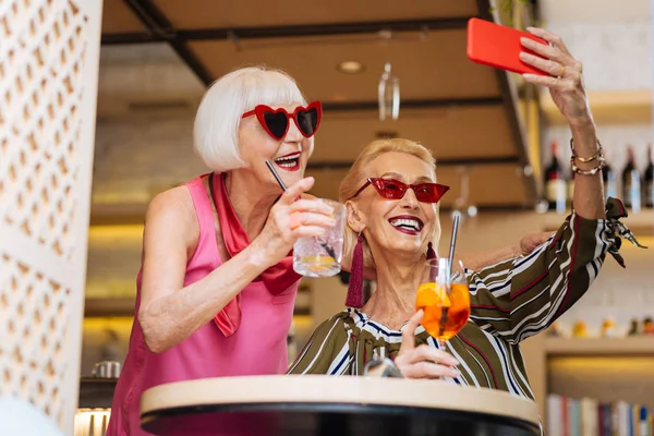 Щасливі веселі жінки беруть селфі — стокове фото