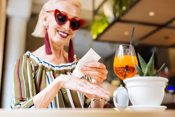 Selektiv fokus för en kvinnlig hand — Stockfoto