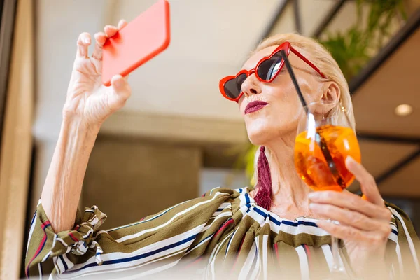 Agradable mujer guapa usando su teléfono inteligente —  Fotos de Stock