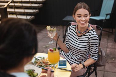 Kız kardeşiyle çocukluk hatırlayarak süre duygusal duygu kadın