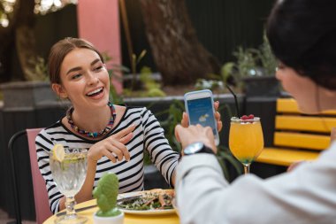 İki arkadaş piknik kontrol planlama tahmin hava