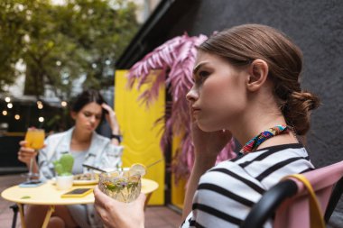 Esmer işkadını garson için beklerken kızgın hissediyor