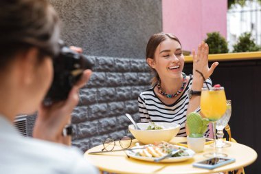 Bir fotoğraf için poz nişan yüzüğünü gösteren kadın gülen