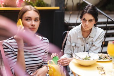 Kurnaz kadın gözlük davayı onun arkadaş çantadan aldığın