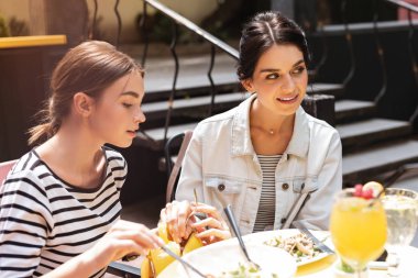 Kurnaz kadın çatal restorandan çantasını için koyarak.