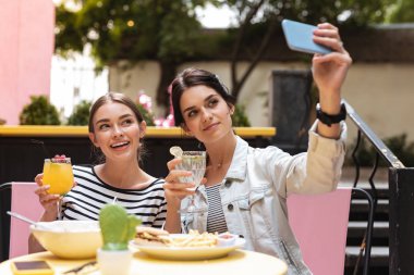 Birlikte öğle yemeği sırasında fotoğraf yapma iki iş kadınları