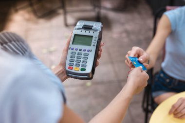 PIN pad tutan çizgili üniforması garson
