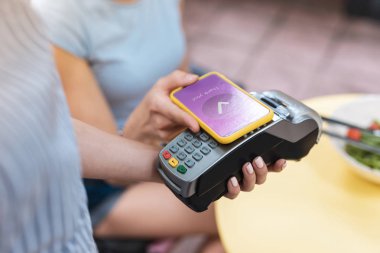 Sipariş için ödeme yaparken PIN pad için ona telefon koyarak kadın