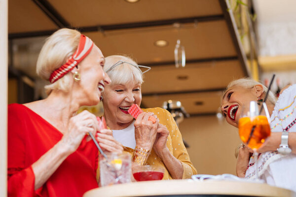 Счастливые женщины, получающие удовольствие от игры
