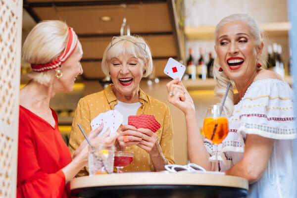 Приятные милые женщины играют в покер
