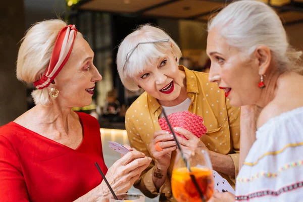 Piacevole femmina amici avendo un incontro — Foto Stock