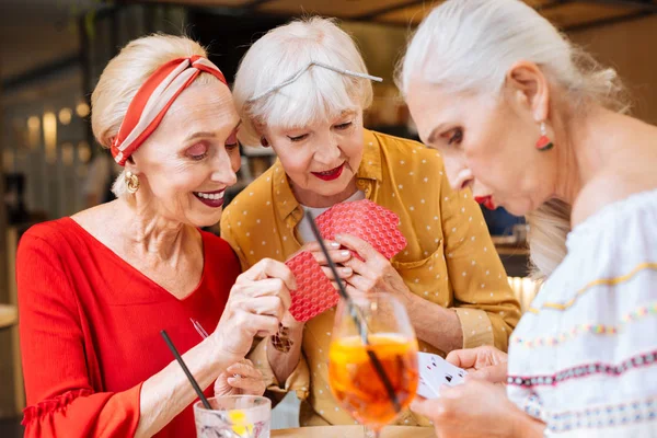 Mooie leeftijd vrouwen op zoek naar hun kaarten — Stockfoto