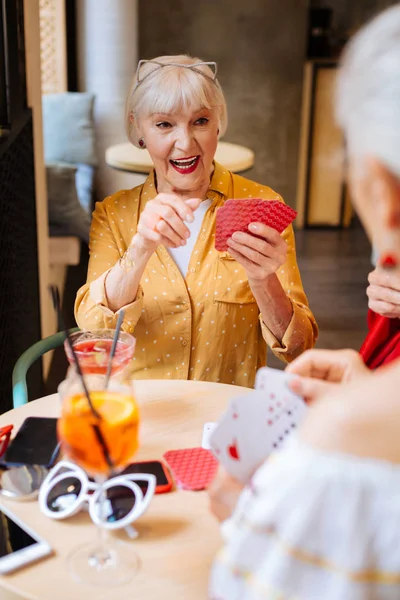 Vrolijke vrolijke vrouw met haar kaarten — Stockfoto