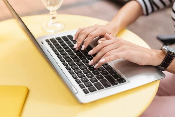 Mulher elegante com arte de unhas bege usando seu laptop enquanto trabalhava — Fotografia de Stock