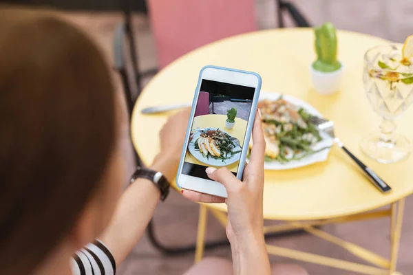 Сучасний блогер робить фото її літнього салату в ресторані — стокове фото