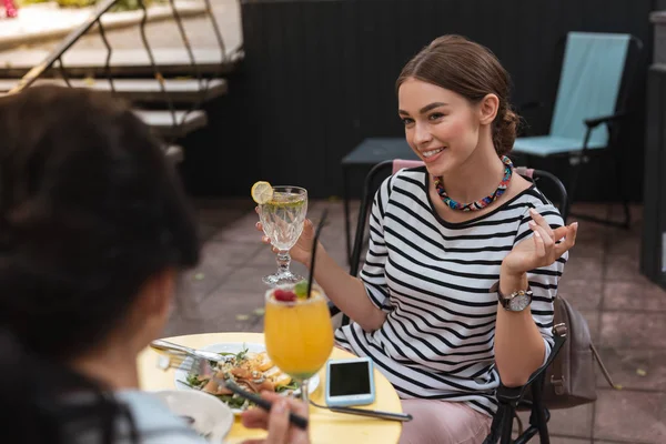 Femme heureuse dînant avec sa meilleure amie dans un nouveau restaurant — Photo