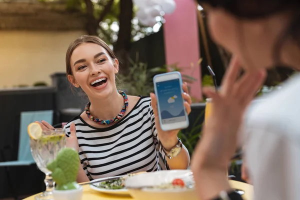 Mujer de negocios se siente bien después de ver el pronóstico del tiempo cálido verano — Foto de Stock