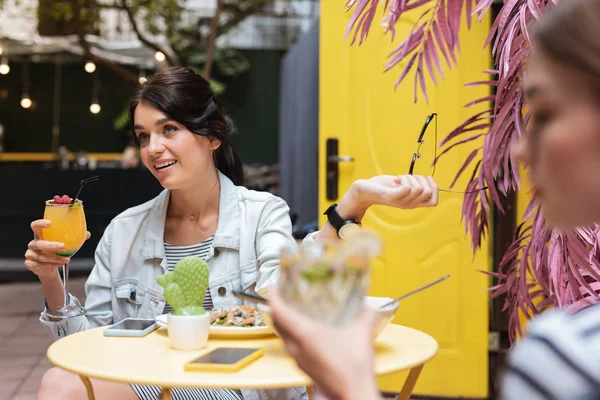 Femme élégante aux yeux bleus buvant un cocktail de fruits rafraîchissant — Photo