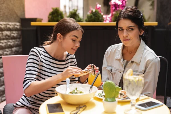 Esmer kadın kokteyl için onların alkol eklerken riskli duygu