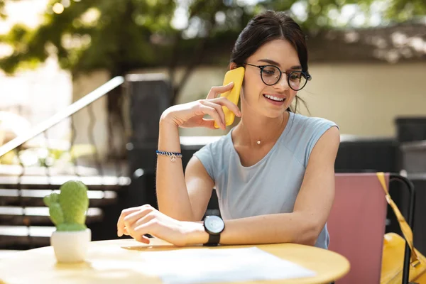 Onu restoranda bekliyor ortağı arama iş kadını gülümseyen