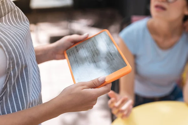 Camarera moderna sosteniendo la tableta mientras recibe la orden —  Fotos de Stock