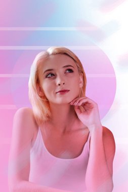 Yaz yolculuk hakkında düşünürken gülümseyen çalışkan Sekreter