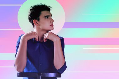 Mesafe içine bakarak ve boynunu dokunmadan endişeli öğrenci