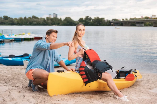 Knappe vriendje tonen prachtige zonsondergang zijn vriendin — Stockfoto