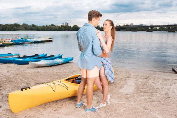 Schöne Frau verliebt sich in schönen Geschäftsmann — Stockfoto