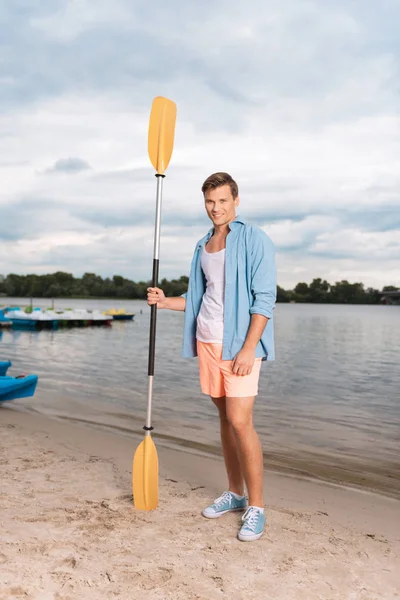 Handsome beaming man holding paddle while loving kayaking — Stock Photo, Image