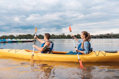 Sarışın kadın erkeğini ile ilk kez Kayak