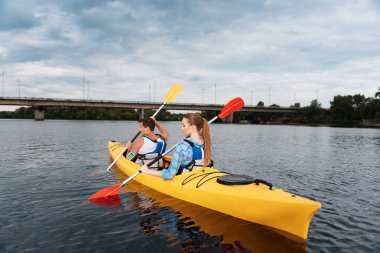 Birleştirmek-in yaşam yelek birlikte Kayak giyen sporcular