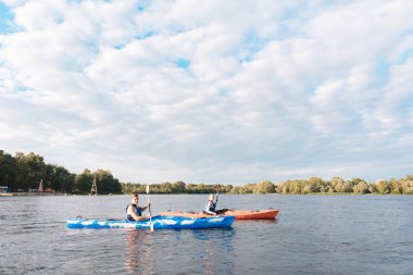 Mavi Kano kürek kırmızı Kano onun kadında yakınındaki oturan kocası