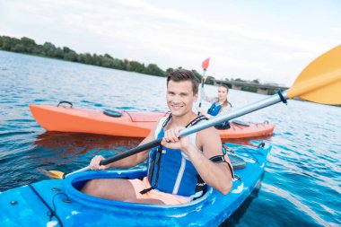 Sarışın adam geniş güzel yaz tarihi yaparken gülümseyen