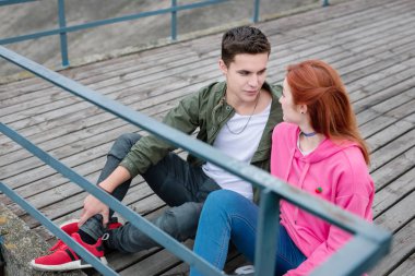 Birbirinizle konuşmak hoş neşeli çift