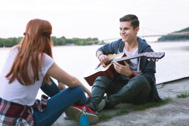 Müzik romantik tarih oynayan neşeli iyi adam.