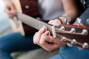Bir müzik aleti romantik tarihi yakın.