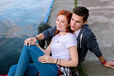 Suyun kenarında olmak mutlu güzel çift