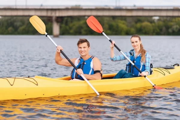 Strahlender Mann und Frau bei schönen Flussabenteuern — Stockfoto