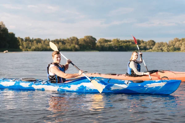 Modernes aktives Paar mit Schwimmwesten sorgt für Sicherheit — Stockfoto