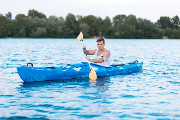 Forte sportivo attivo che partecipa alla competizione di kayak — Foto Stock