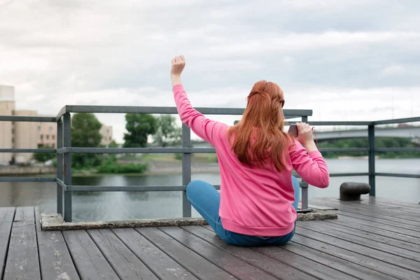 Nette junge Frau hört Musik auf meinem Foto. — Stockfoto