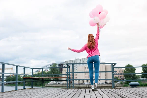 Angenehme junge Frau, die sich so schön frei fühlt. — Stockfoto