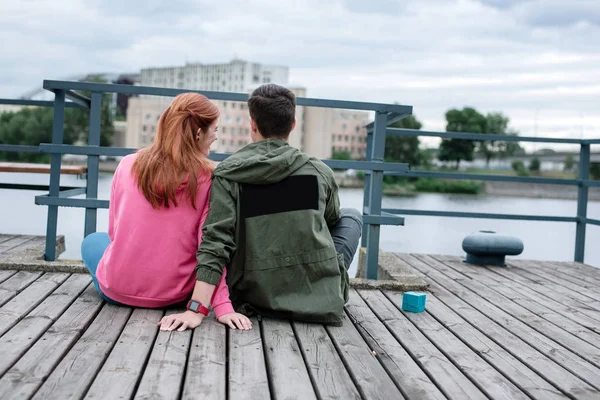 Alegre agradável casal olhando para o rio — Fotografia de Stock