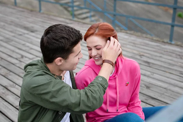 Agradable joven tocando el pelo de sus novias —  Fotos de Stock