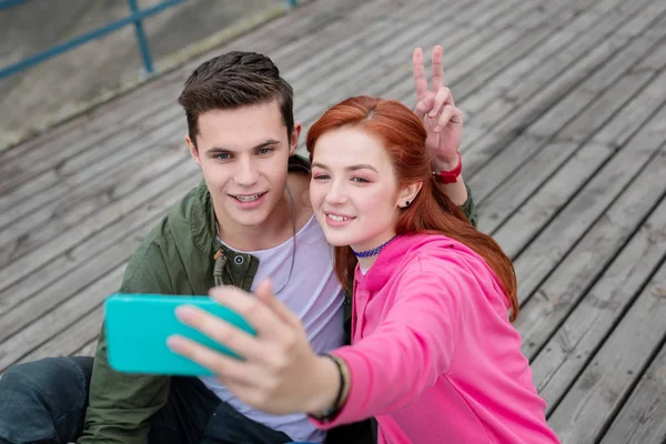 Joyful young couple taking a selfie Sweet memories. — Stock Photo, Image
