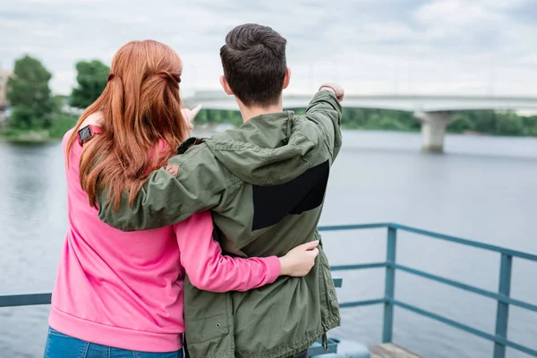 Glad trevlig par tittar på bron — Stockfoto