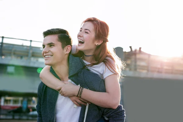 Glad positiv par har en fantastisk tid — Stockfoto